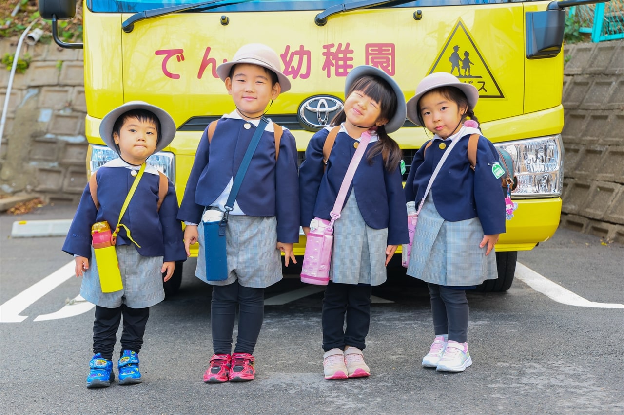 遠距離から通園する園児の安全な通園のため３台のスクールバスを用意して送迎